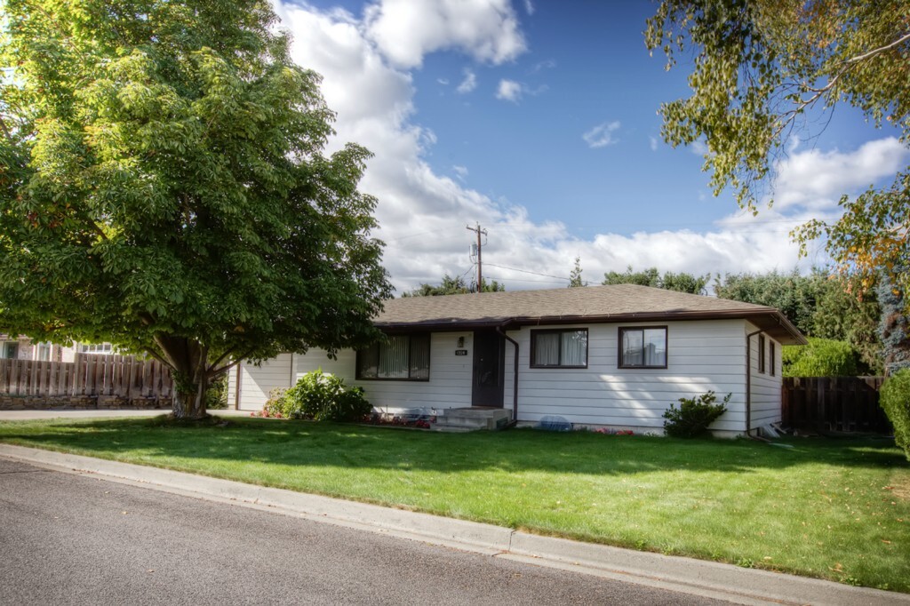 Property Photo: 1226 Brown St N WA 98801