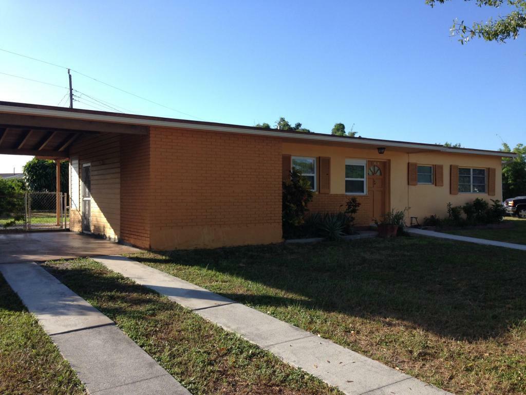 Property Photo:  305 SE Airoso Boulevard  FL 34983 