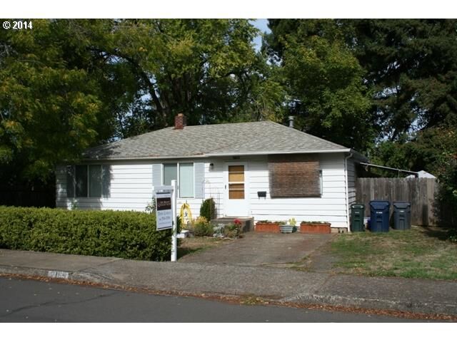 Property Photo:  2165 W 22nd Ave  OR 97405 