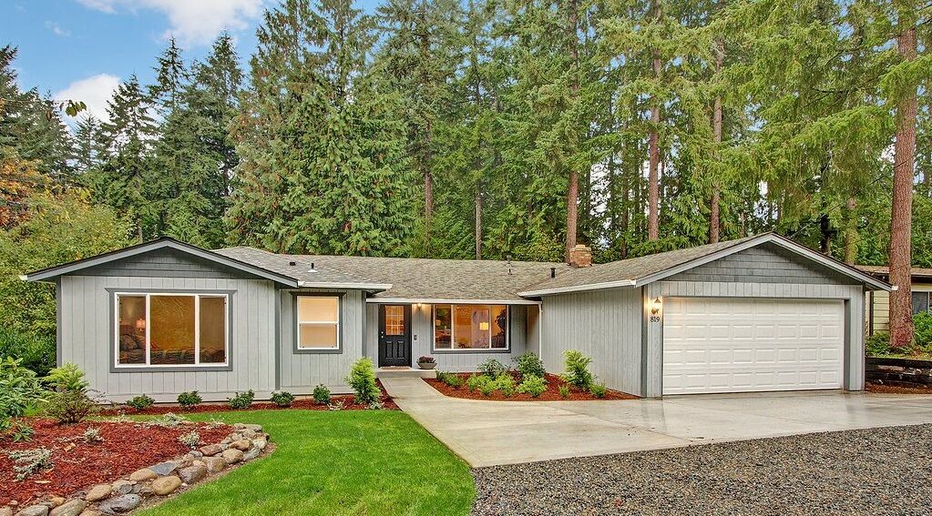 Property Photo:  819 211th Place NE  WA 98074 
