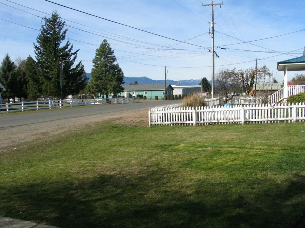 Property Photo:  1109 E 3rd St  WA 98922 