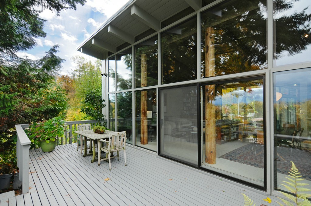 Property Photo: 2320 Delmar Dr E WA 98102