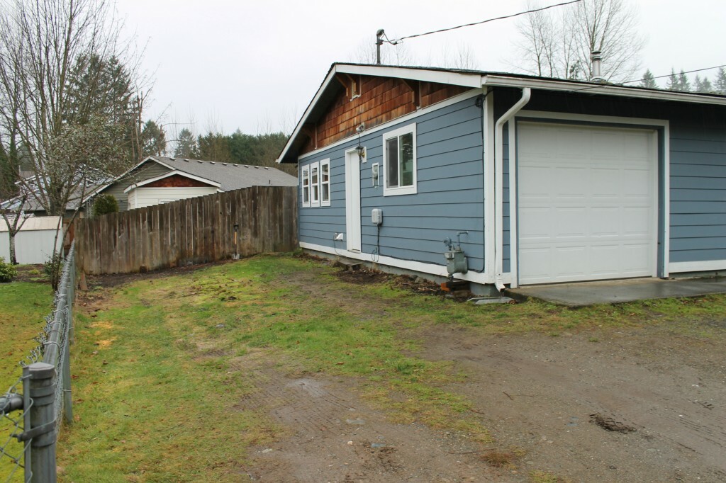 Property Photo: 32496 Union Dr WA 98010