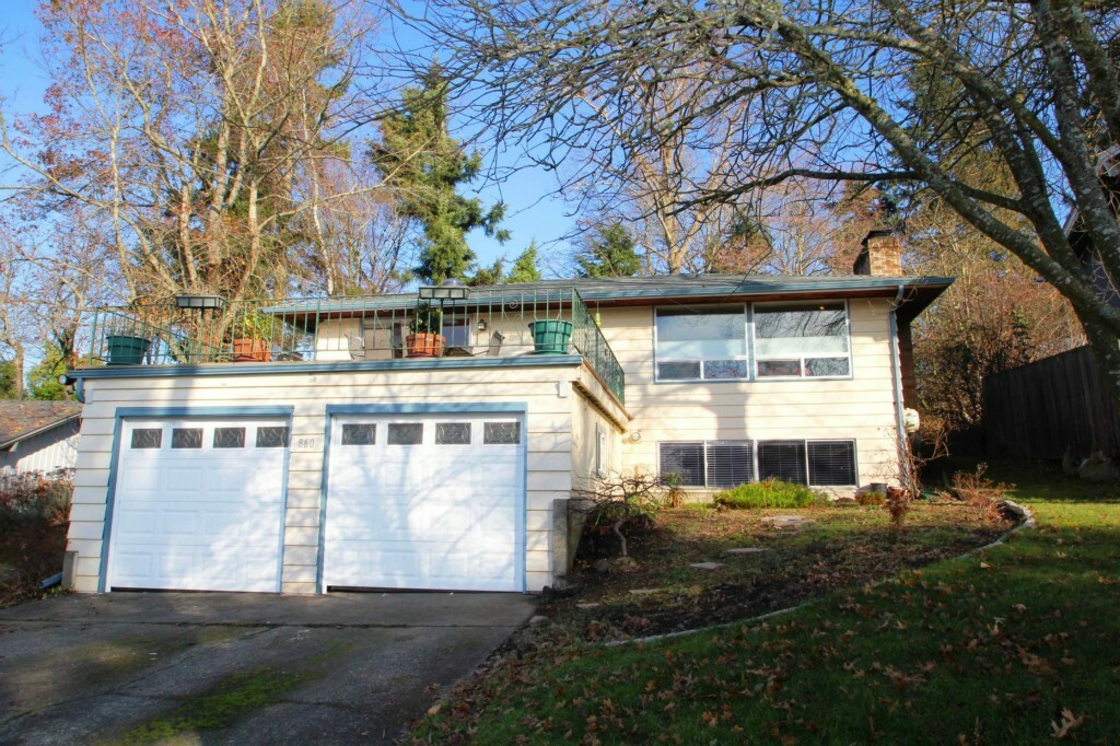 Property Photo:  860 Stetson Ave  WA 98031 