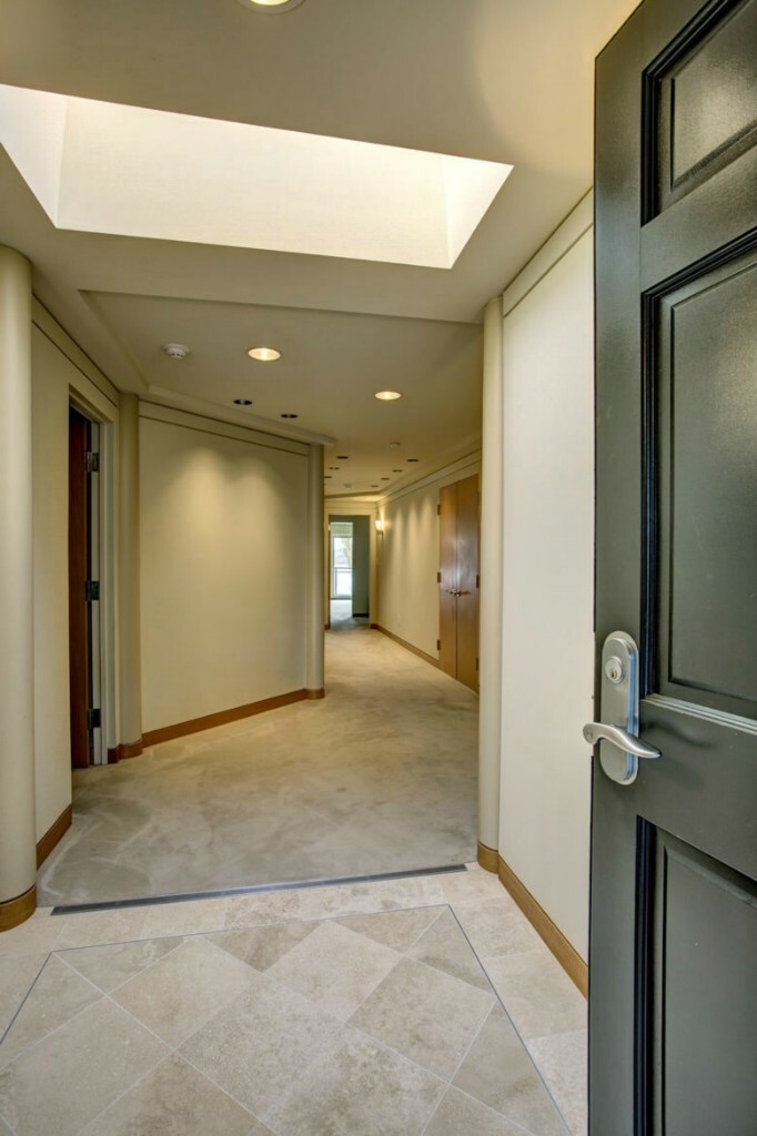 Property Photo: 725 1st St S 303 WA 98033