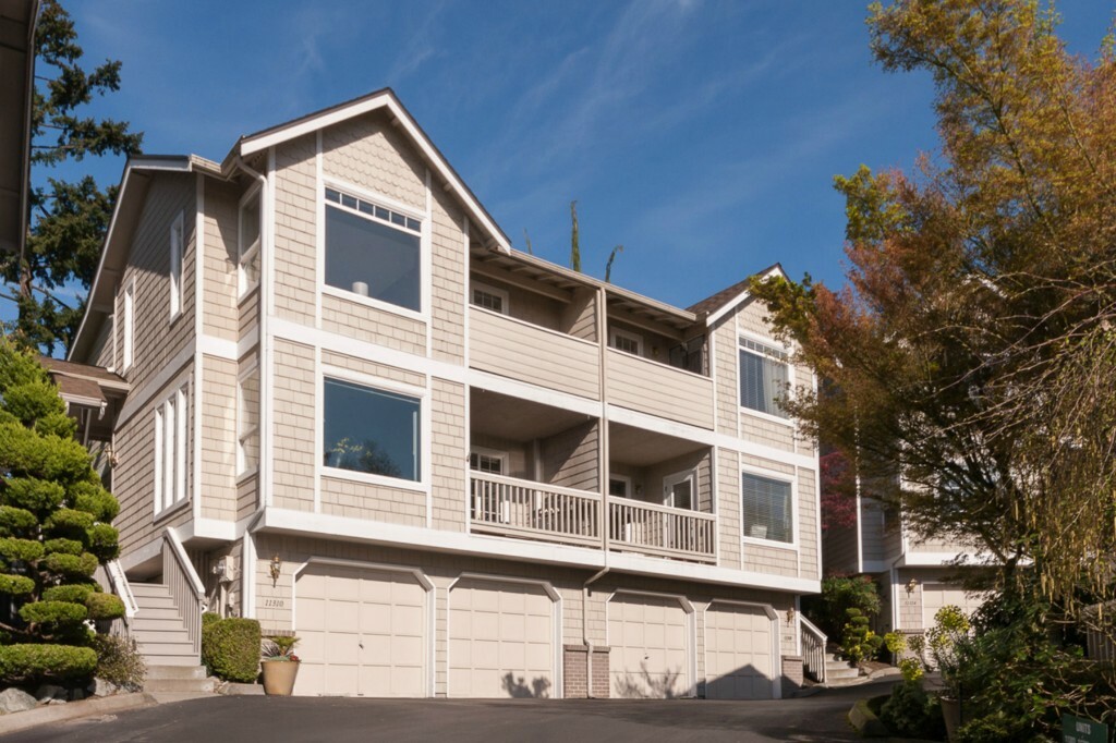 Property Photo:  11310 Ohde Cir  WA 98033 