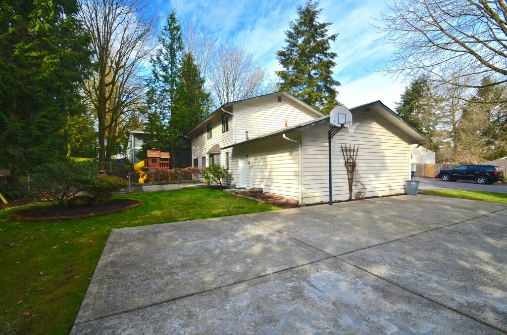 Property Photo: 14821 NE 66th St WA 98052