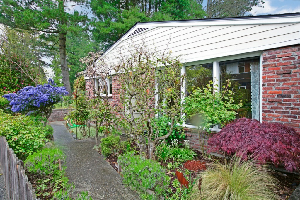 Property Photo:  2384 NE 90th St  WA 98115 