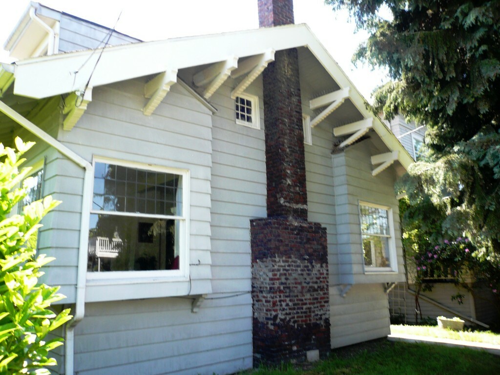 Property Photo:  2009 E Mercer St  WA 98112 