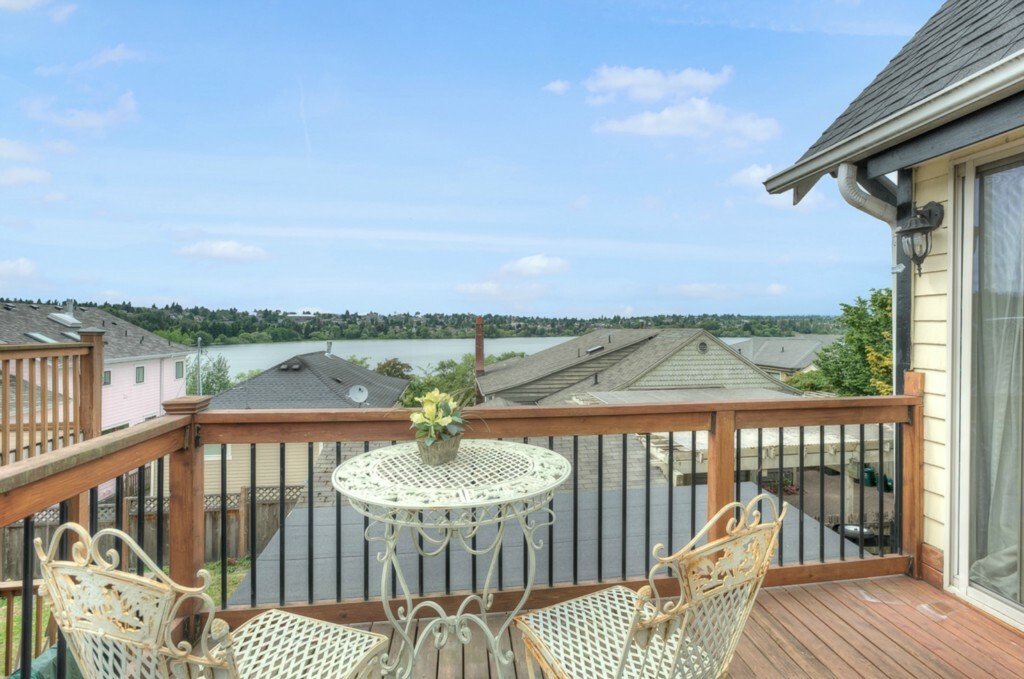 Property Photo: 5843 Woodlawn Ave N WA 98103