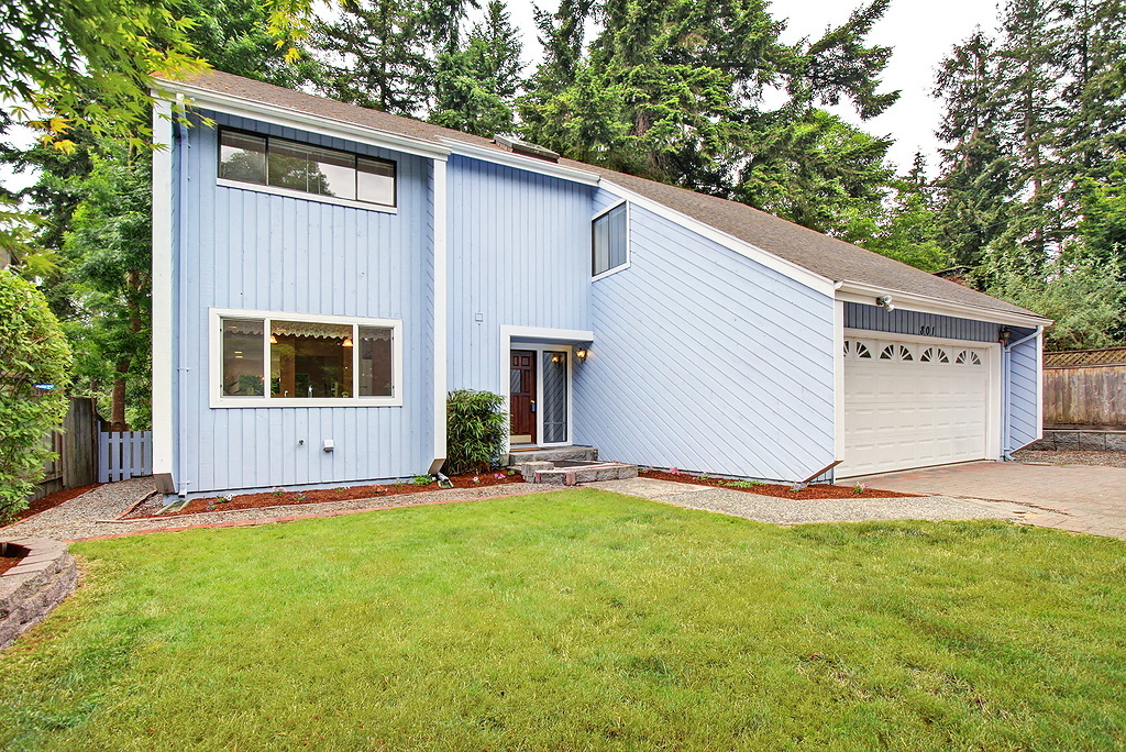 Property Photo:  801 NE 201st St  WA 98155 