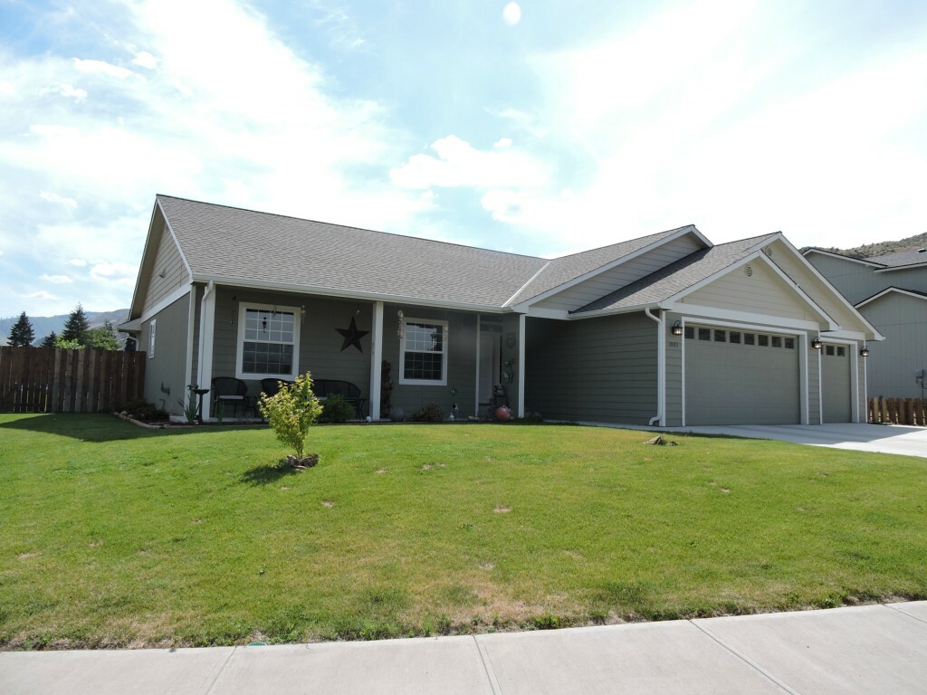 Property Photo:  1003 Crest Lp  WA 98822 