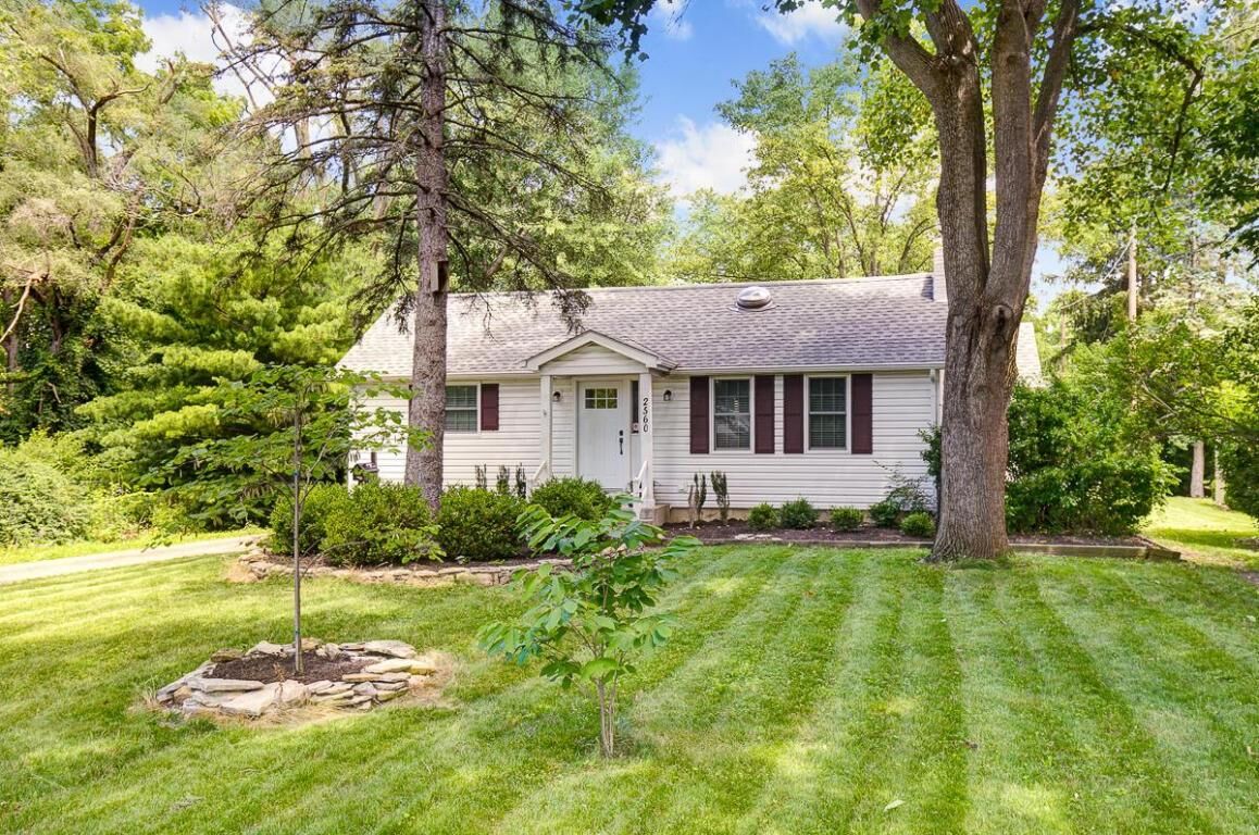 Property Photo:  2560 Zollinger Road  OH 43221 