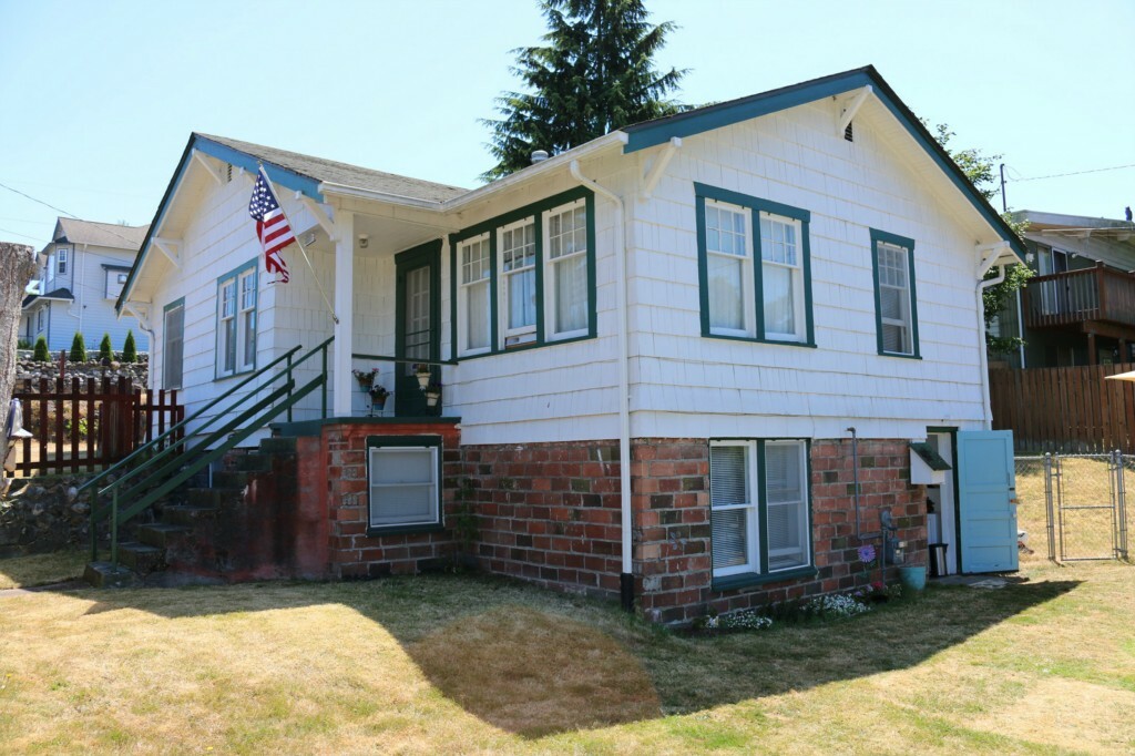 Property Photo:  2203 SW Trenton St  WA 98106 