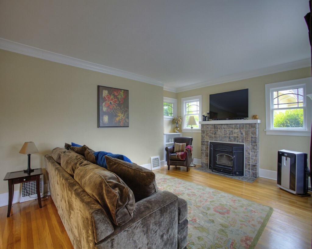 Property Photo:  2117 N Alder St  WA 98406 