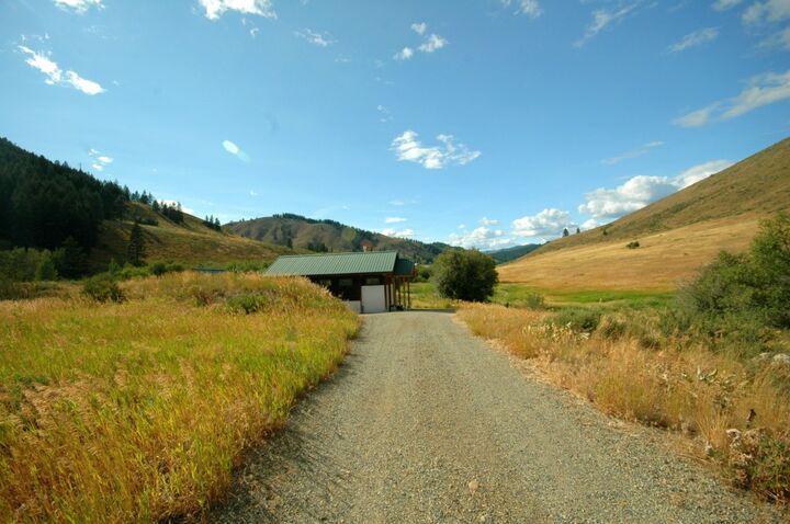 Property Photo:  430 Rendezvous Rd  WA 98862 