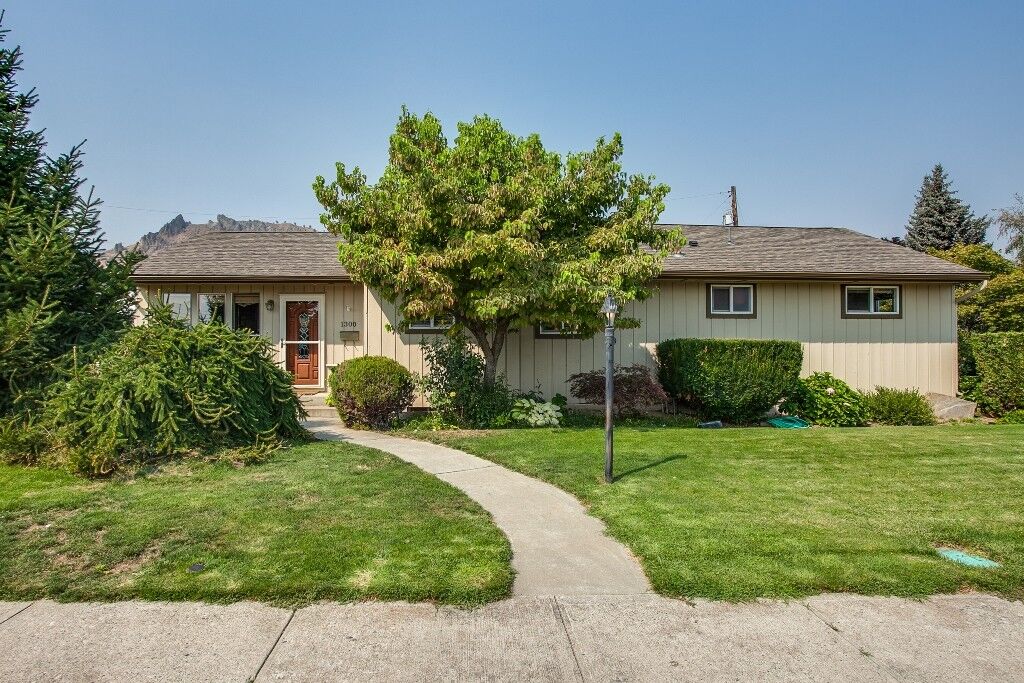 Property Photo:  1300 Poe St  WA 98801 
