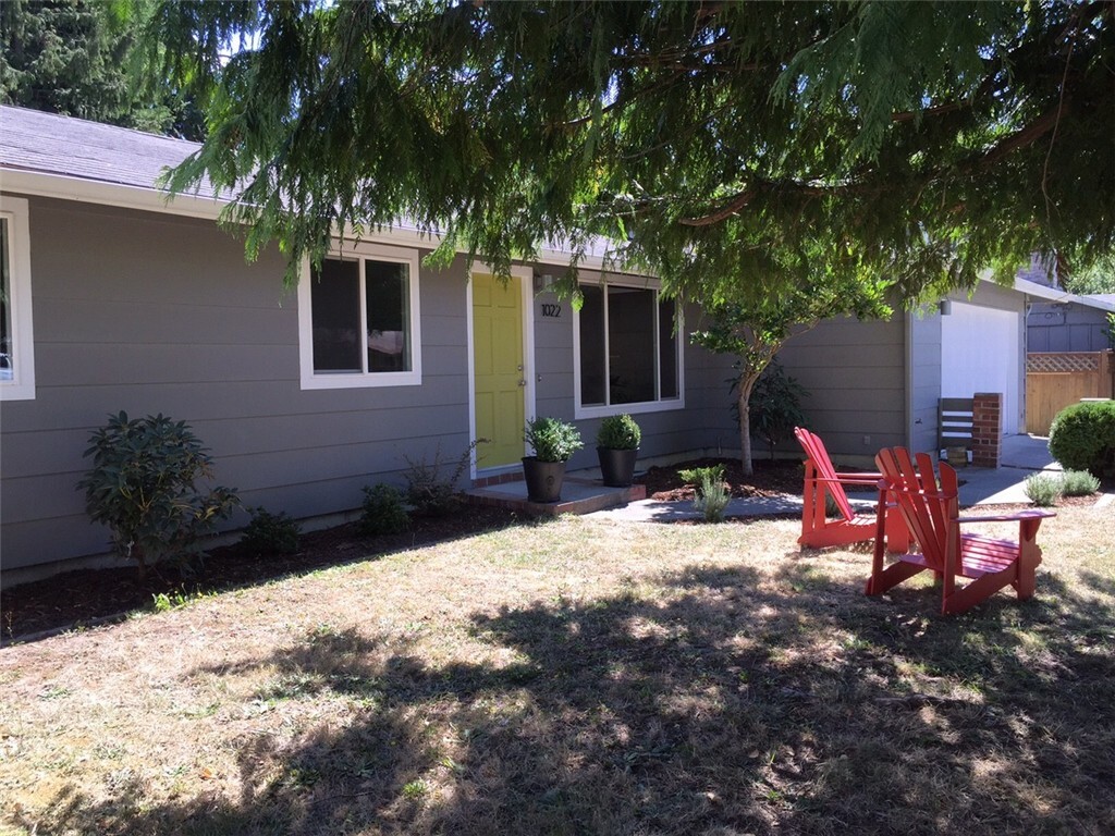 Property Photo:  1022 Logan St  WA 98368 