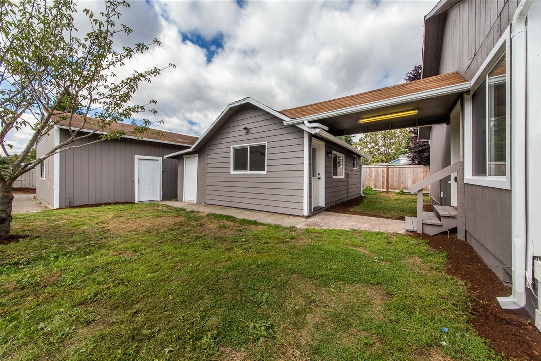 Property Photo:  102 16th St SW  WA 98371 