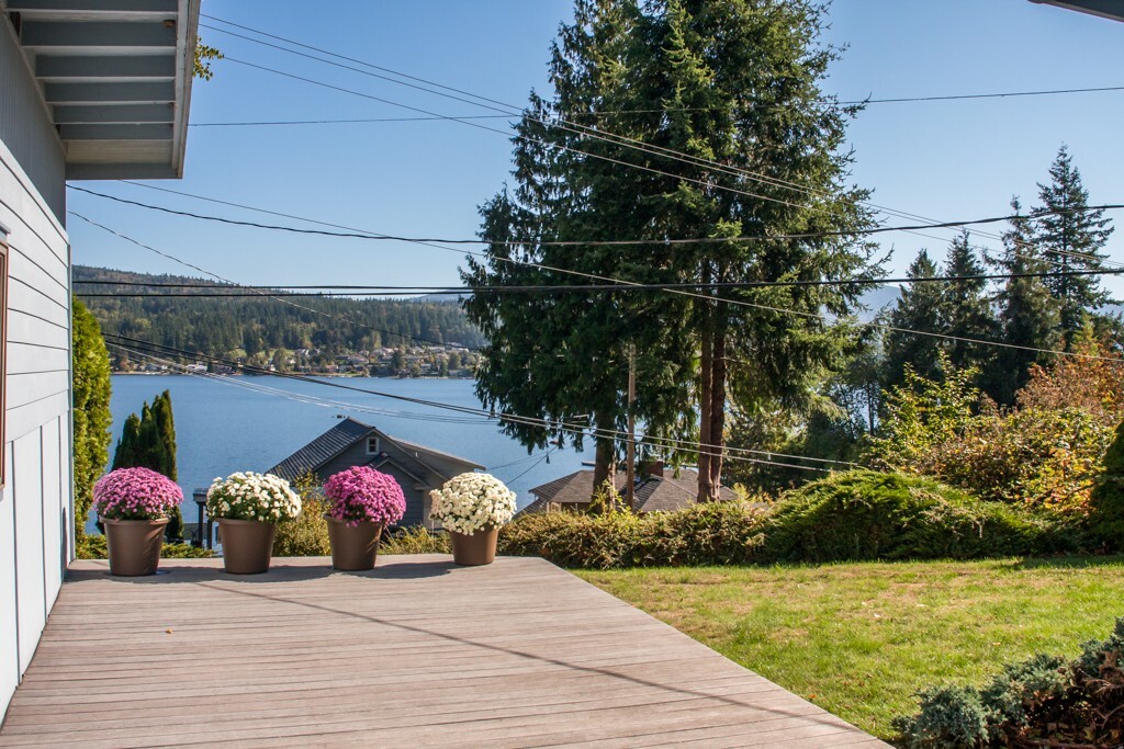 Property Photo: 1901 Lakeside Ave WA 98229