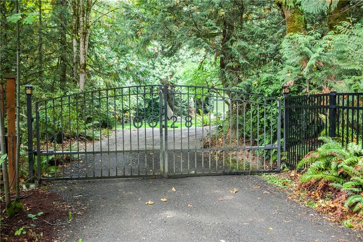 Property Photo: 10028 Mandus Olson Rd WA 98110