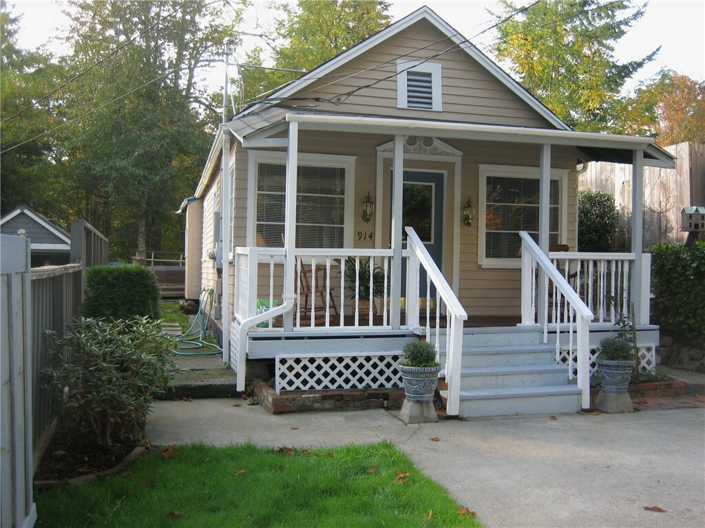 Property Photo:  914 Taylor St E  WA 98366 