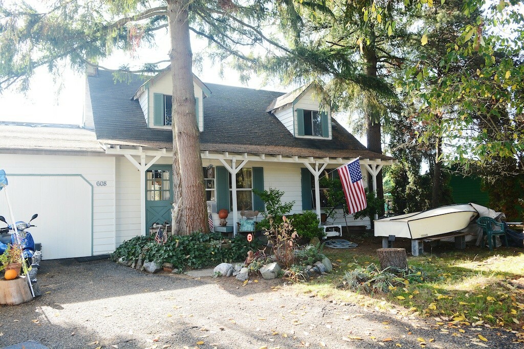 Property Photo: 608 212th St SW WA 98021