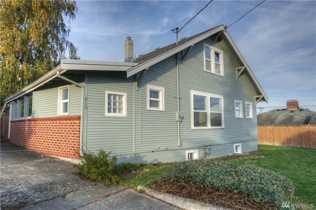 Property Photo: 915 40th Street WA 98201