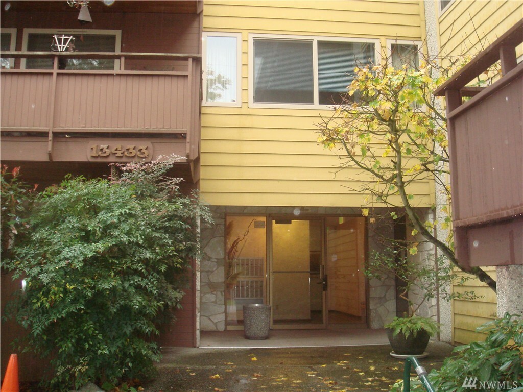 Property Photo:  13433 Roosevelt Wy N 304  WA 98133 