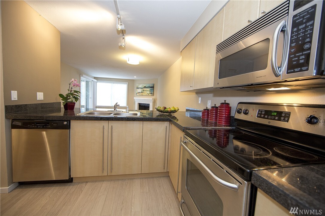 Property Photo: 11307 NE 128th St G-203 WA 98034