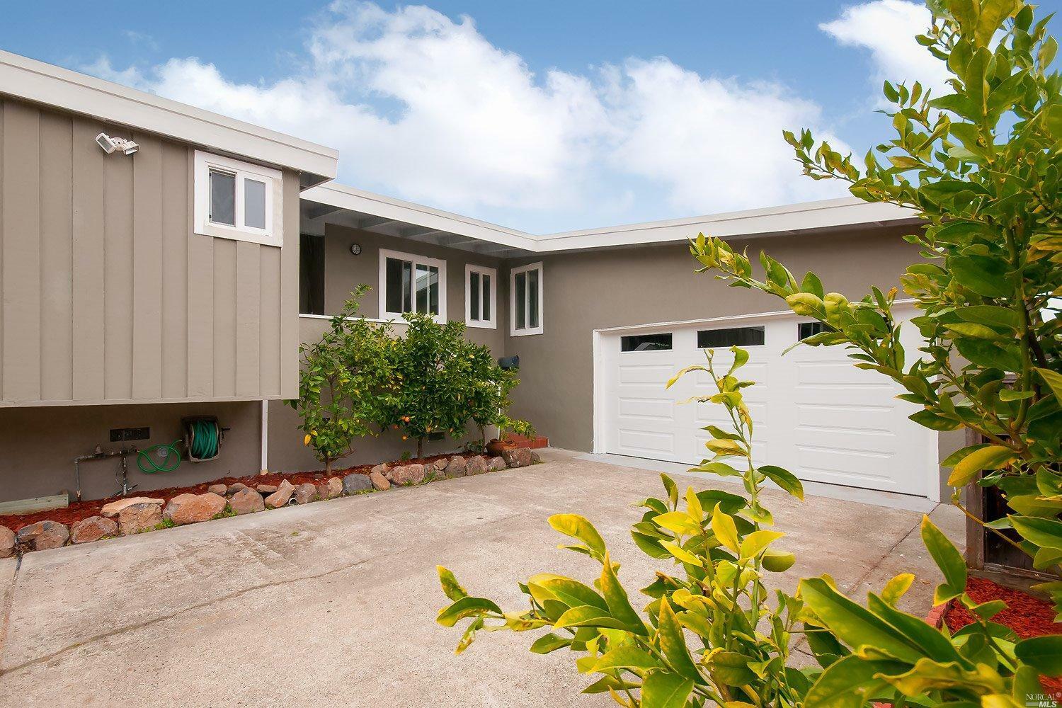 Property Photo:  458 Calle Arboleda  CA 94949 