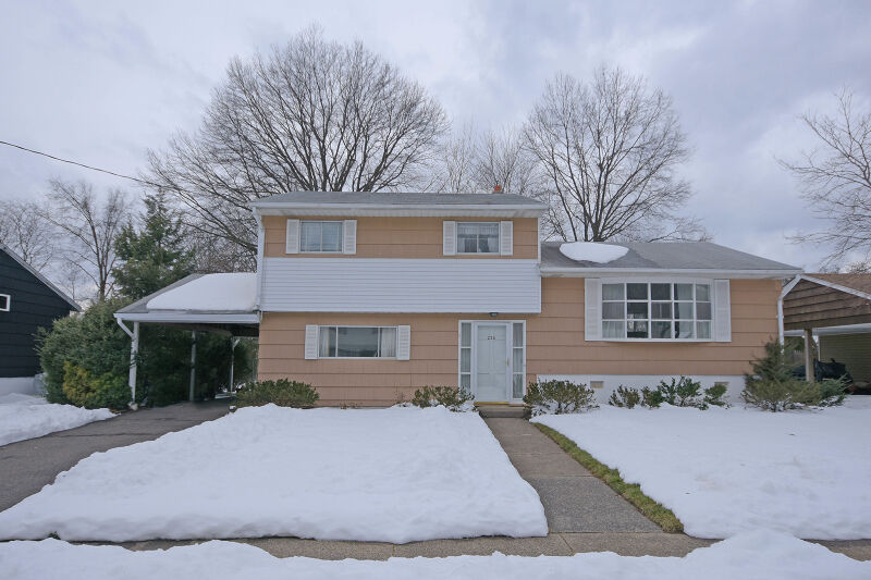 Property Photo:  226 Winifred Dr  NJ 07512 
