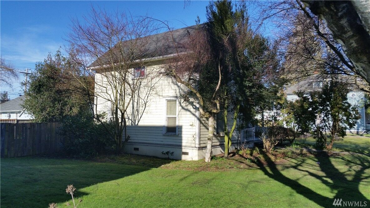 Property Photo: 1225 S 3rd St WA 98273