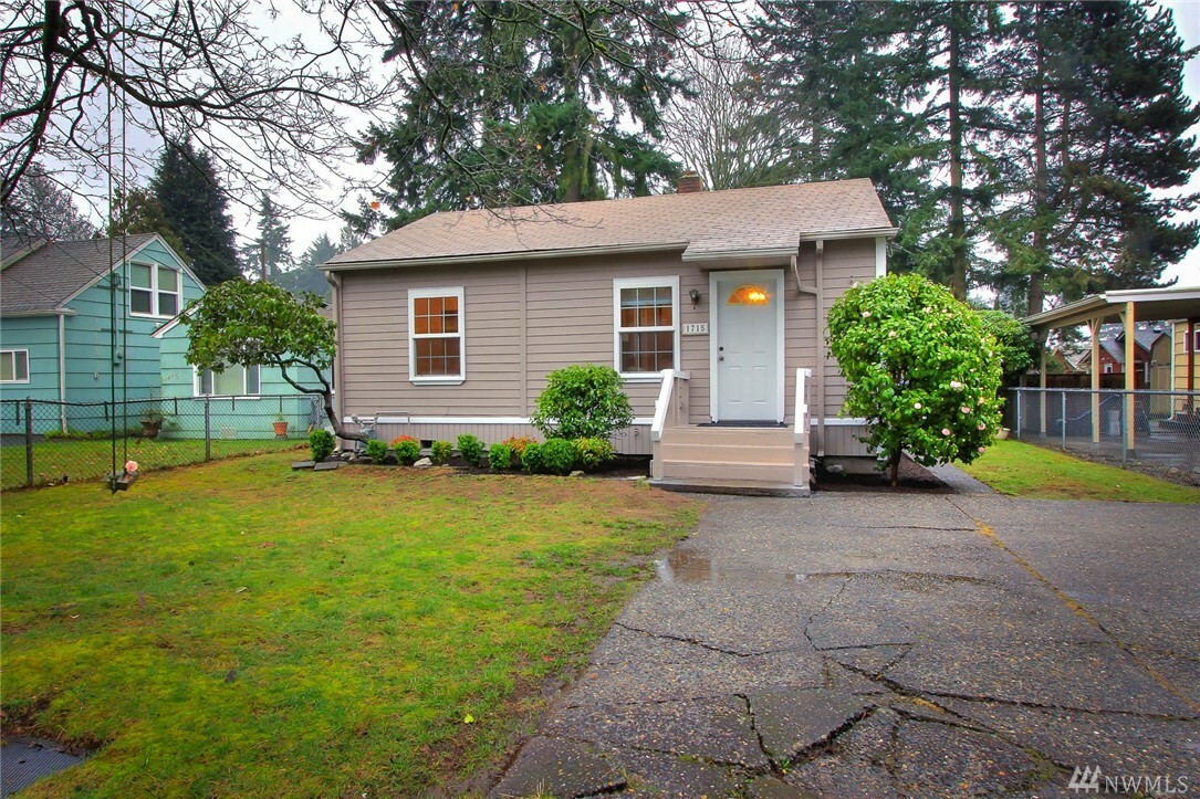 Property Photo:  1715 N 137th St  WA 98133 