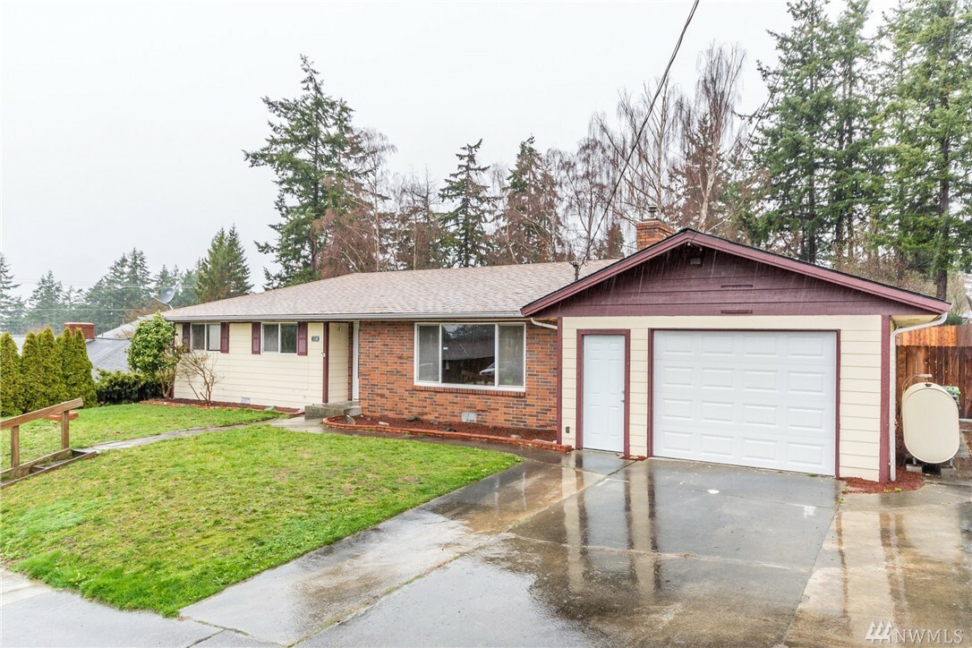 Property Photo:  1580 10th Ave  WA 98277 