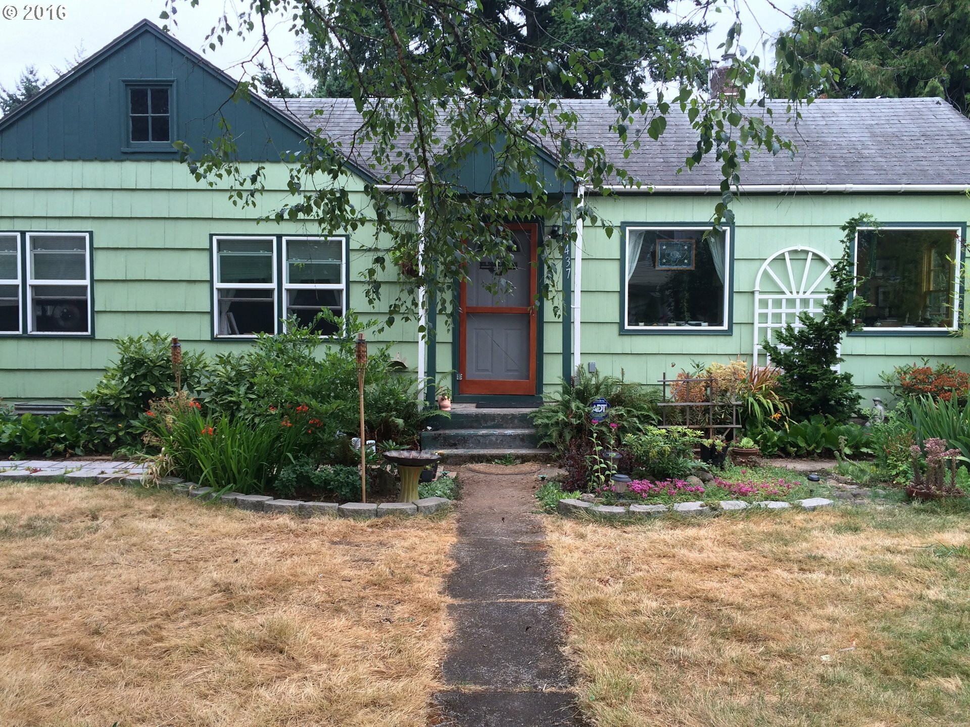 Property Photo:  8437 SE 77th Ave  OR 97206 