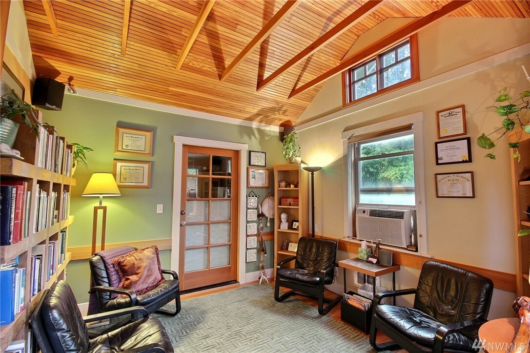 Property Photo:  568 Ericksen Ave NE  WA 98110 