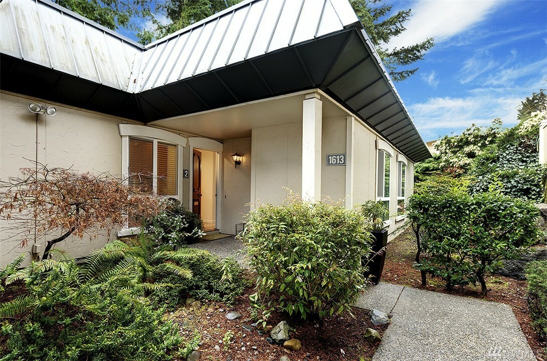 Property Photo: 1613 102nd Place NE C2 WA 98004