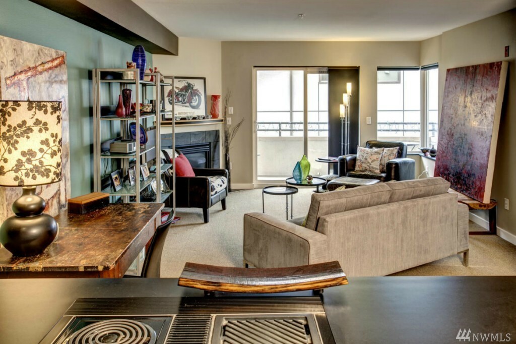 Property Photo: 225 NE 65th St 402 WA 98115