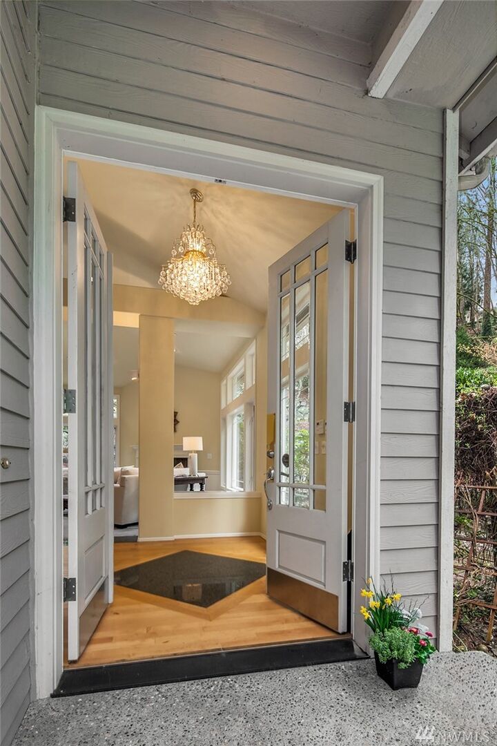 Property Photo: 4702 E Mercer Wy WA 98040