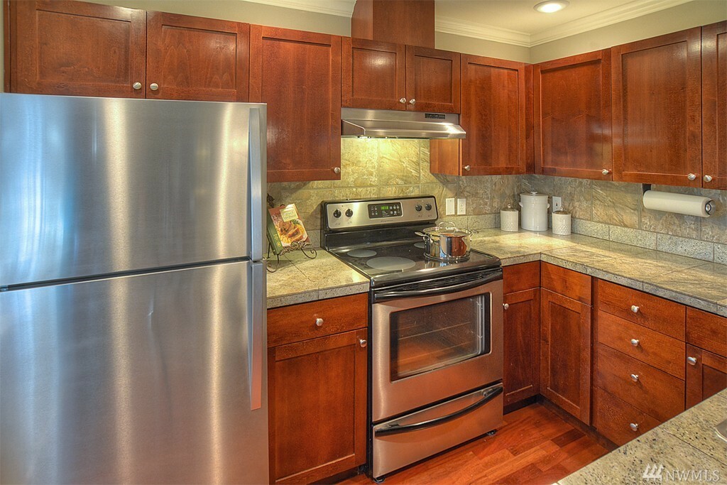 Property Photo: 25025 SE Klahanie Blvd D101 WA 98029