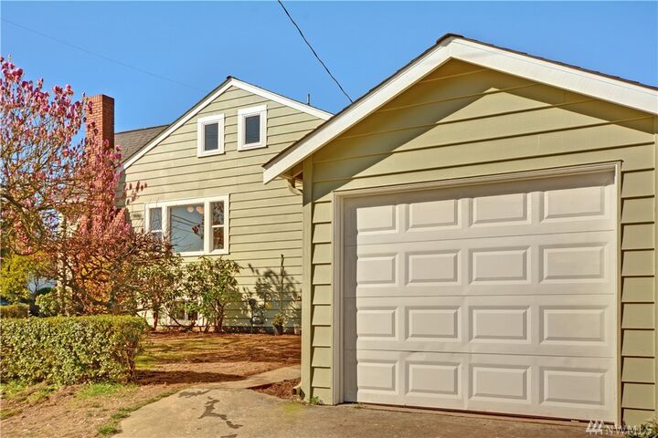 Property Photo:  702 NW 90th St  WA 98117 