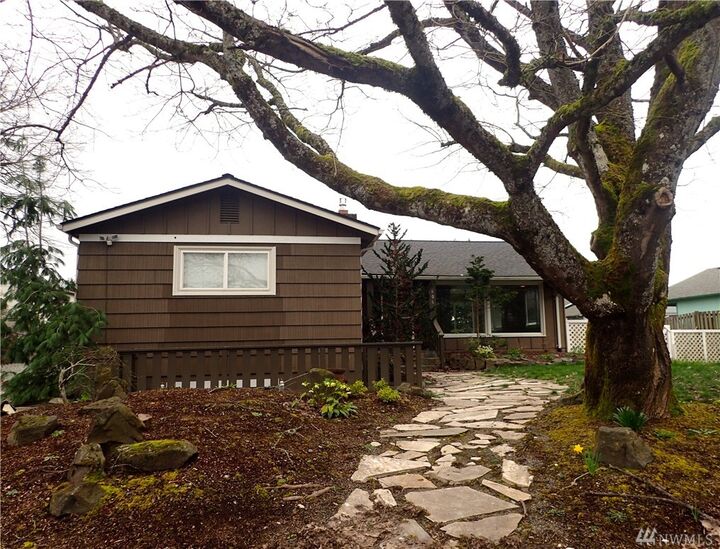 Property Photo:  606 23rd Ave  WA 98354 