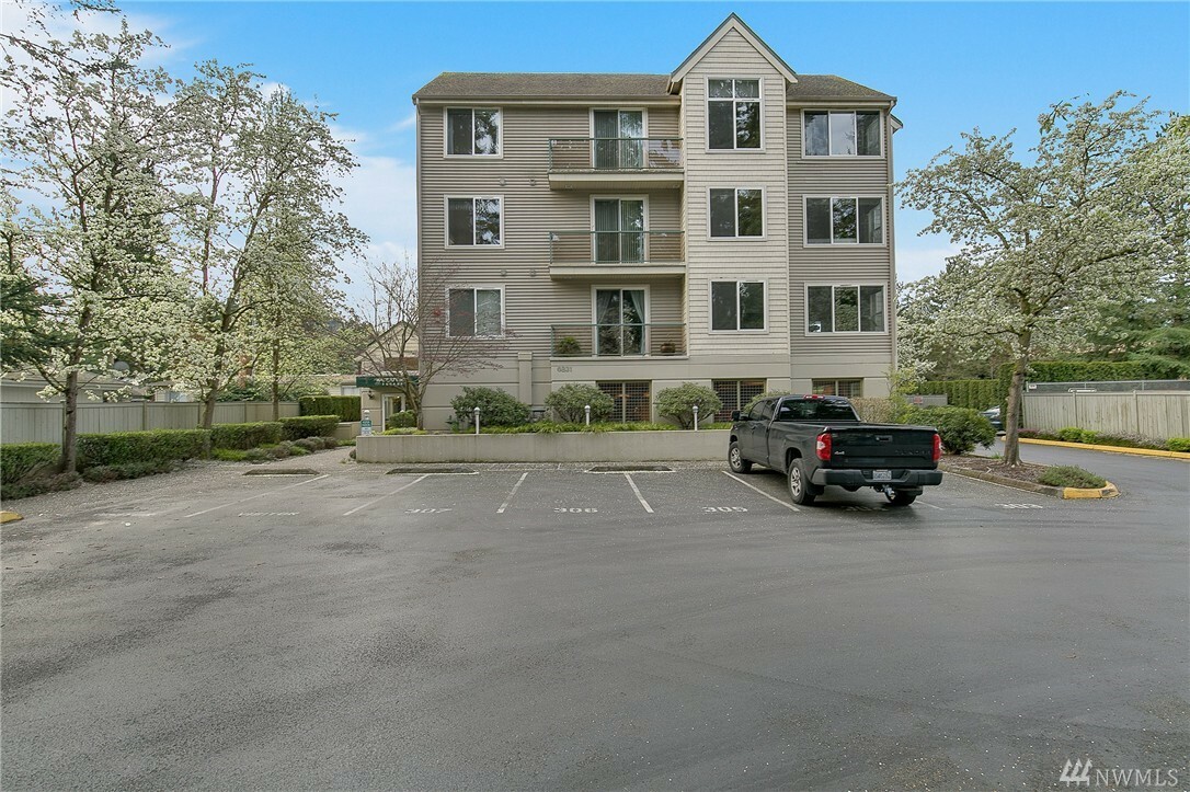 Property Photo: 6831 NE 170th St 303 WA 98028