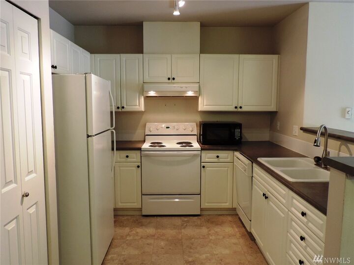 Property Photo:  14714 Admiralty Wy A-318  WA 98087 