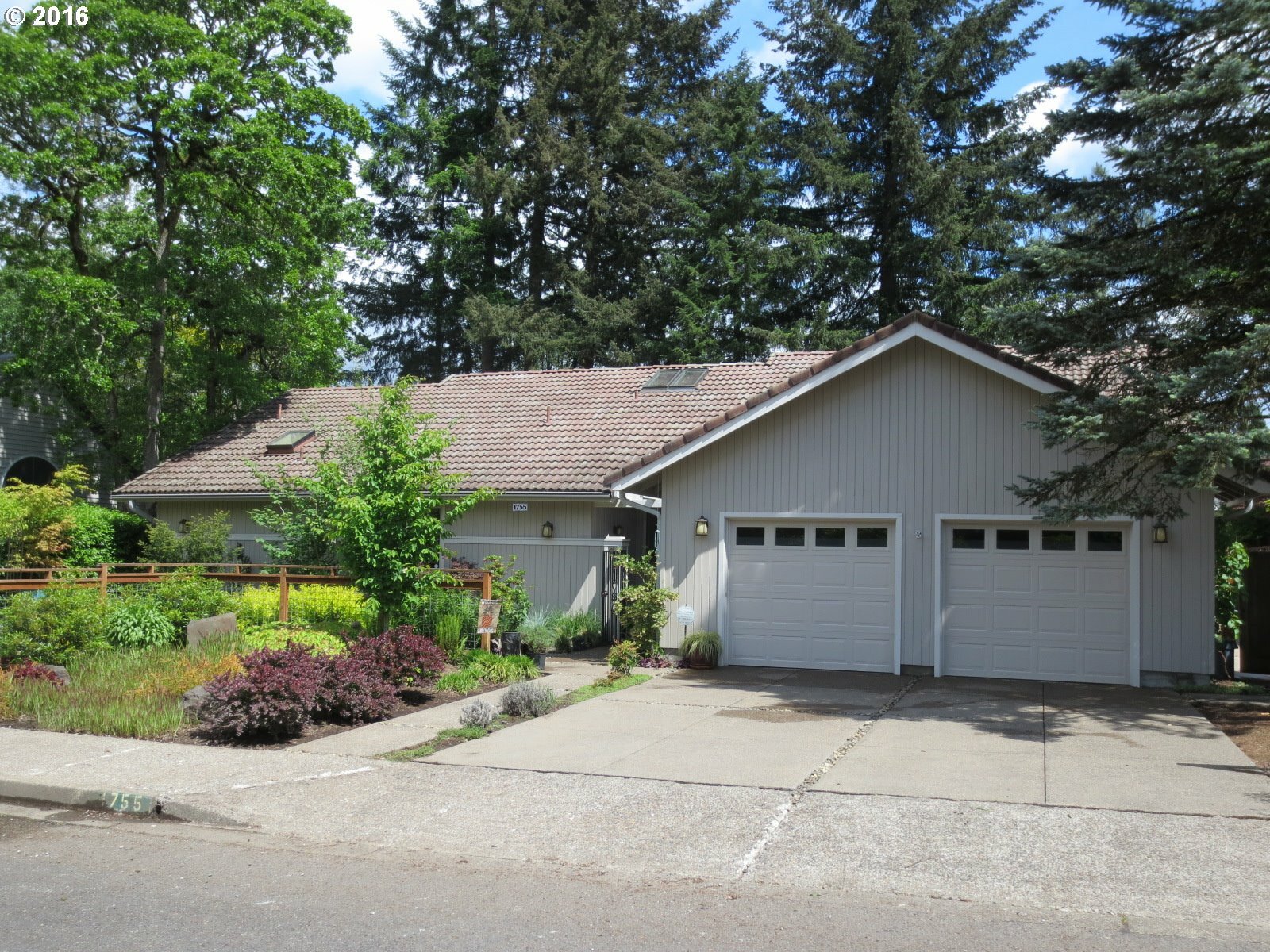 Property Photo: 1755 Tabor St OR 97401
