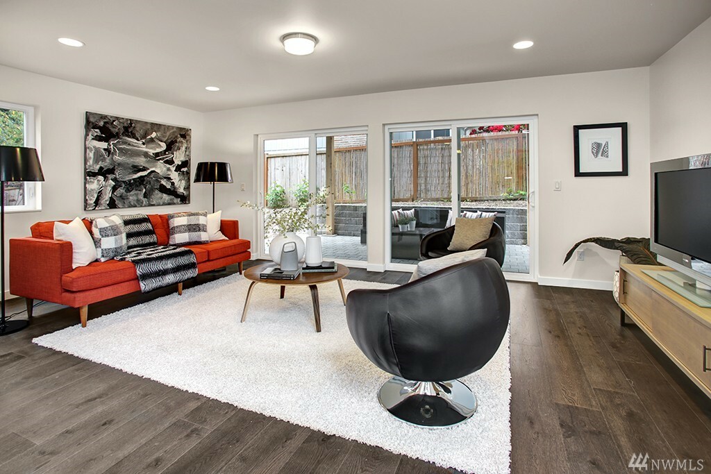 Property Photo:  5151 S Frontenac St  WA 98118 