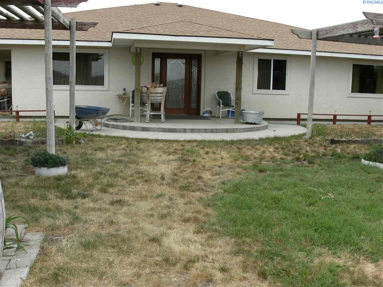 Property Photo: 1009 Thornton Rd WA 98944
