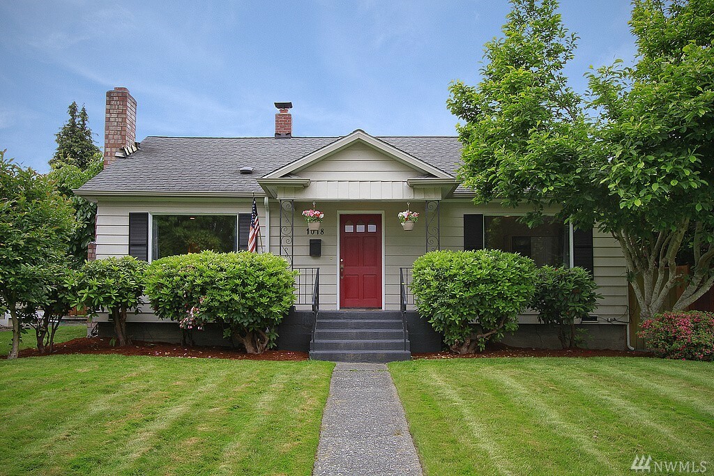 Property Photo:  1018 Wetmore Ave  WA 98201 
