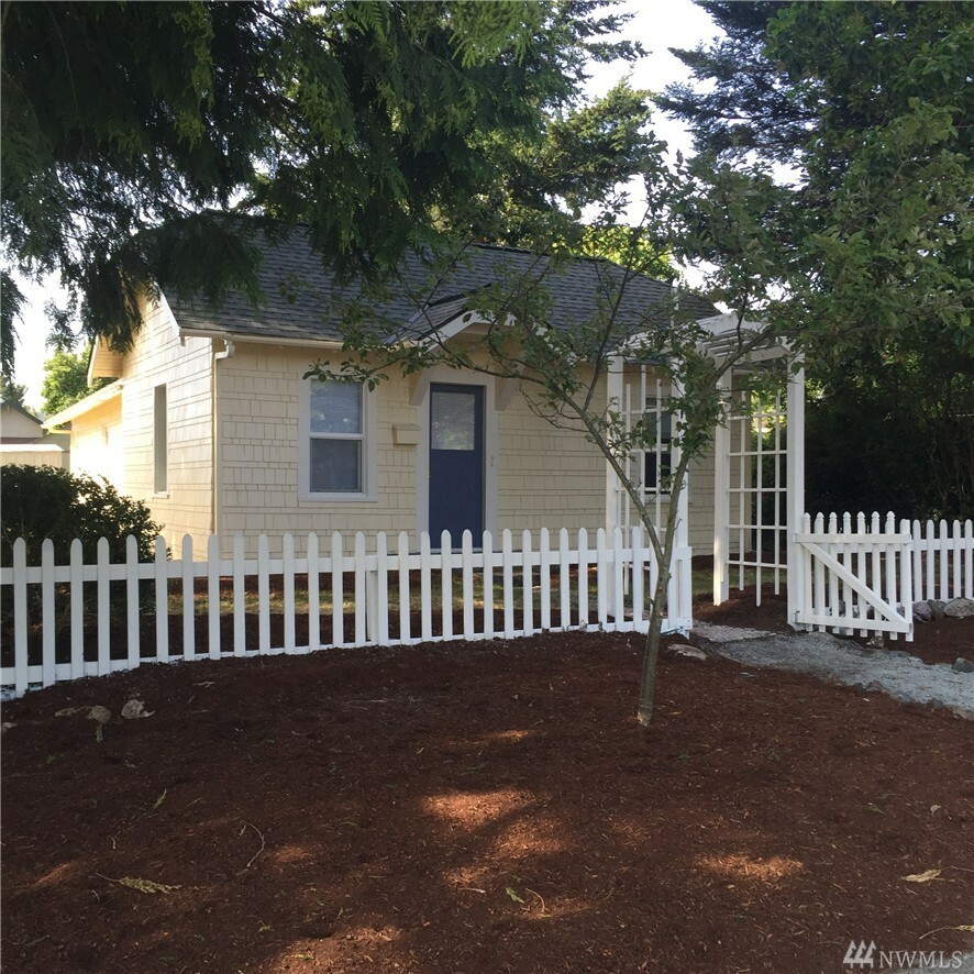 Property Photo:  1405 14th St  WA 98221 